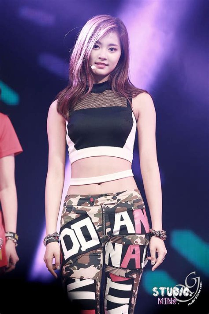 10+ Times TWICE's Mina Was A Sexy ShoulderLine Queen In The Prettiest