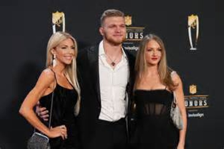 Aidan Hutchinson&rsquo;s Mom Melissa Sinkevics Dons PVC Heels at NFL Honors