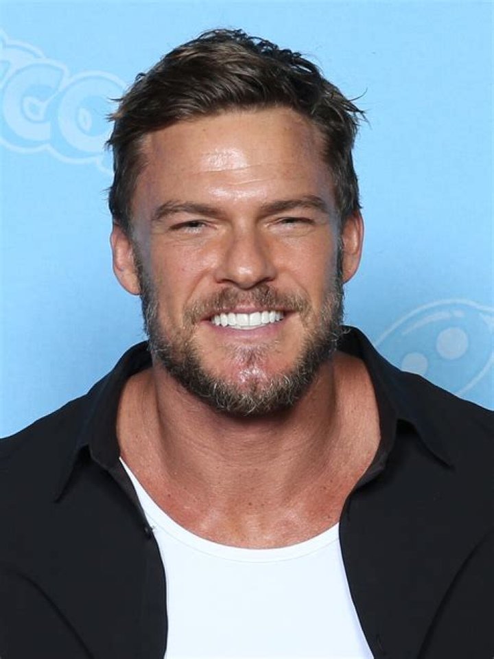 Alan Ritchson bemutatja nek&uuml;nk azt a brut&aacute;lisan hat&eacute;kony edz&eacute;st