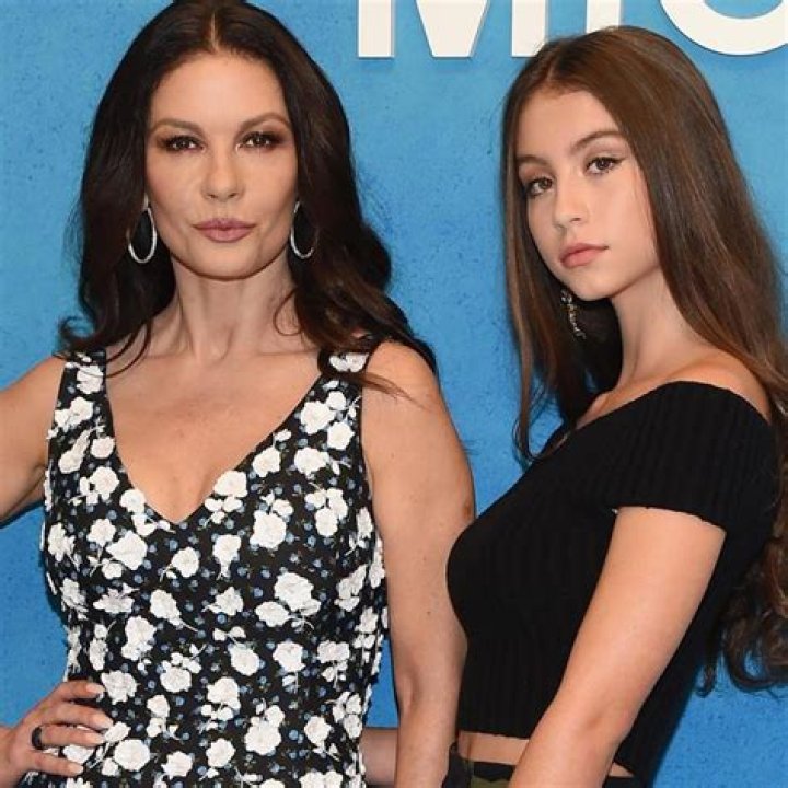 Catherine ZetaJones’ 17YearOld Daughter Carys Stuns In New Pic And