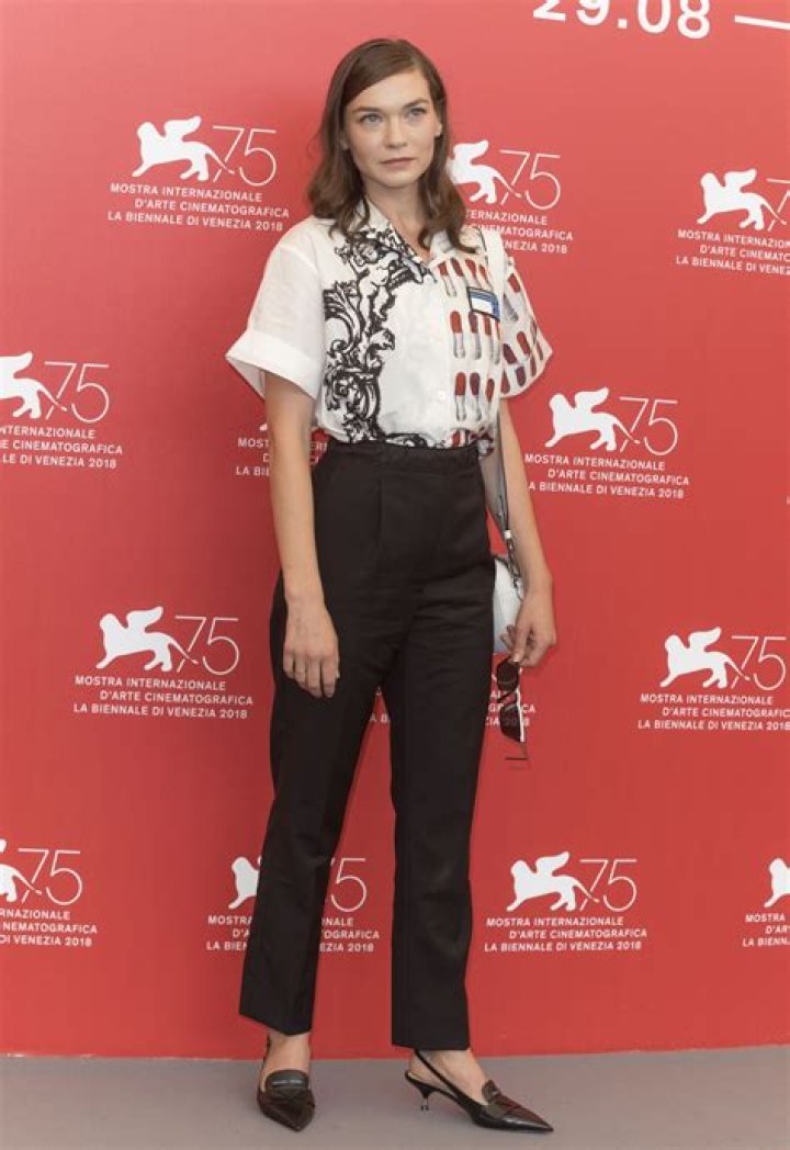 Hannah Gross Style, Clothes, Outfits and Fashion • CelebMafia