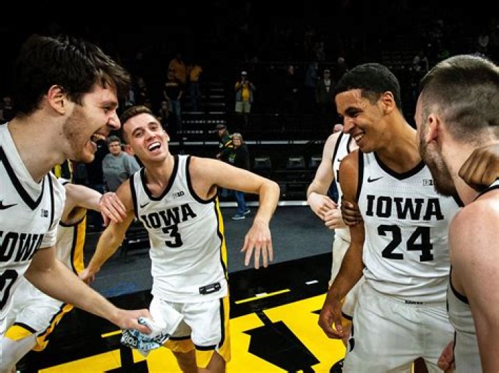 Iowa basketball's Molly Davis, Hannah Stuelke making early impressions