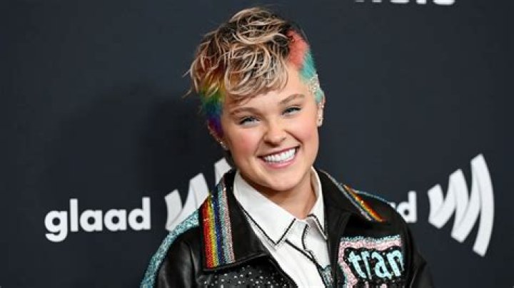 JoJo Siwa confirms she's dating Avery Cyrus