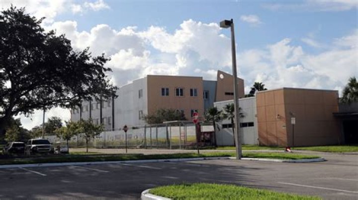 Parkland school shooting Former Florida officer on trial for failing