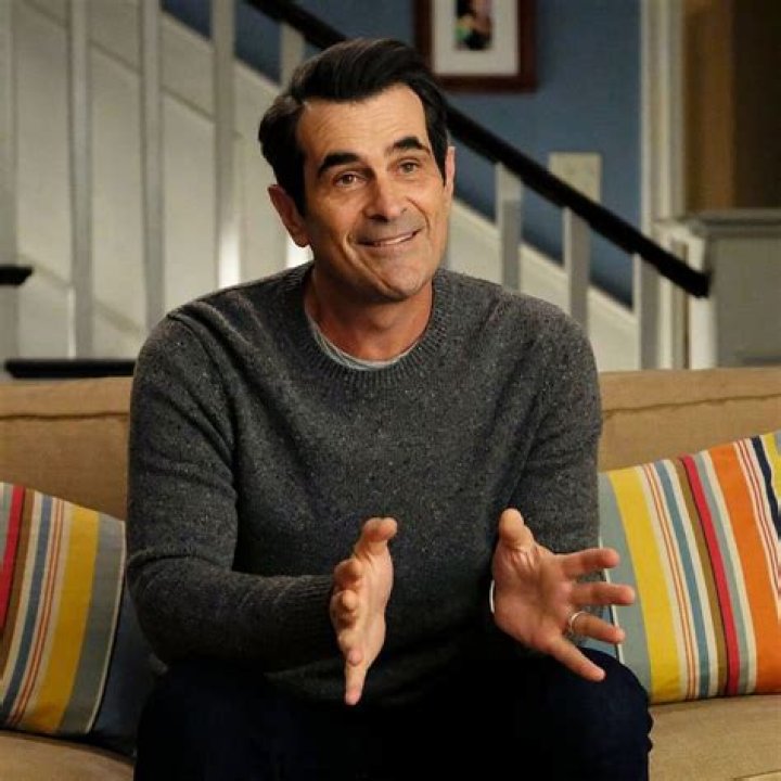 Phil dunphy death Is Phil from Modern Family alive? Ty Burrell death