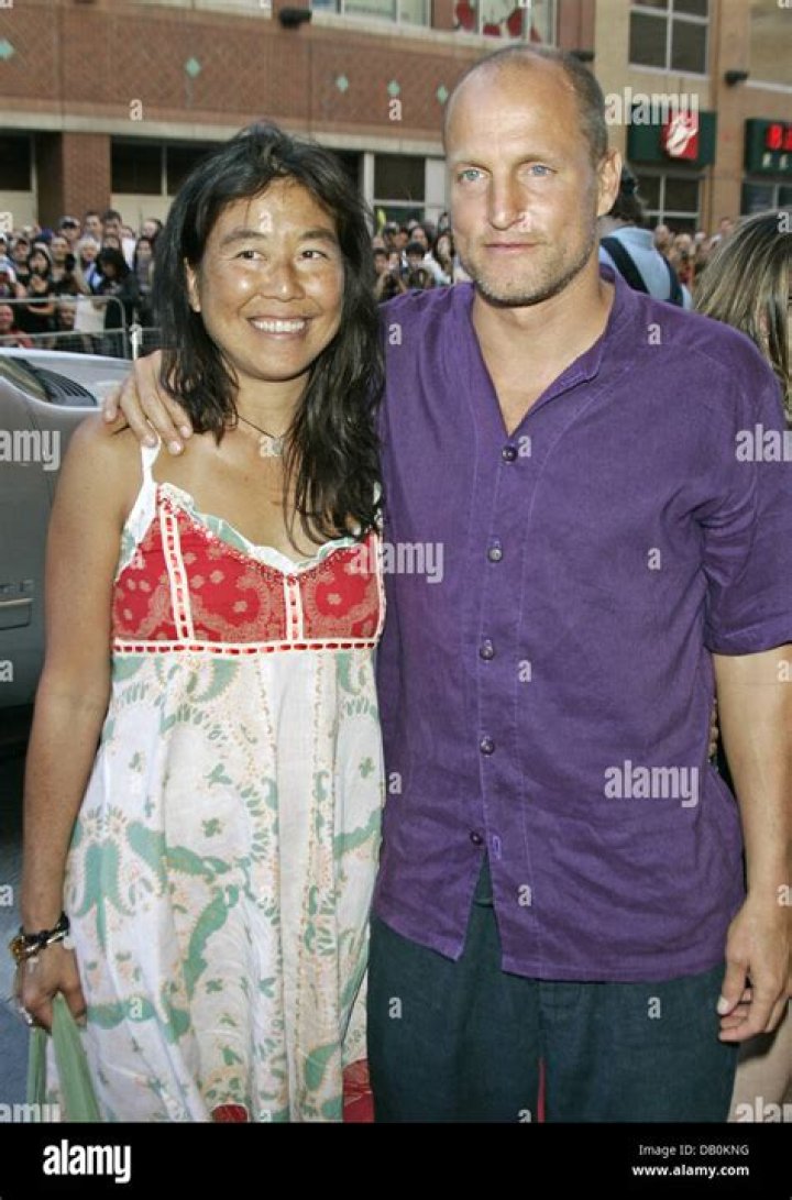 Selten Woody Harrelson mit Frau und Töchtern auf Premiere Promiflash