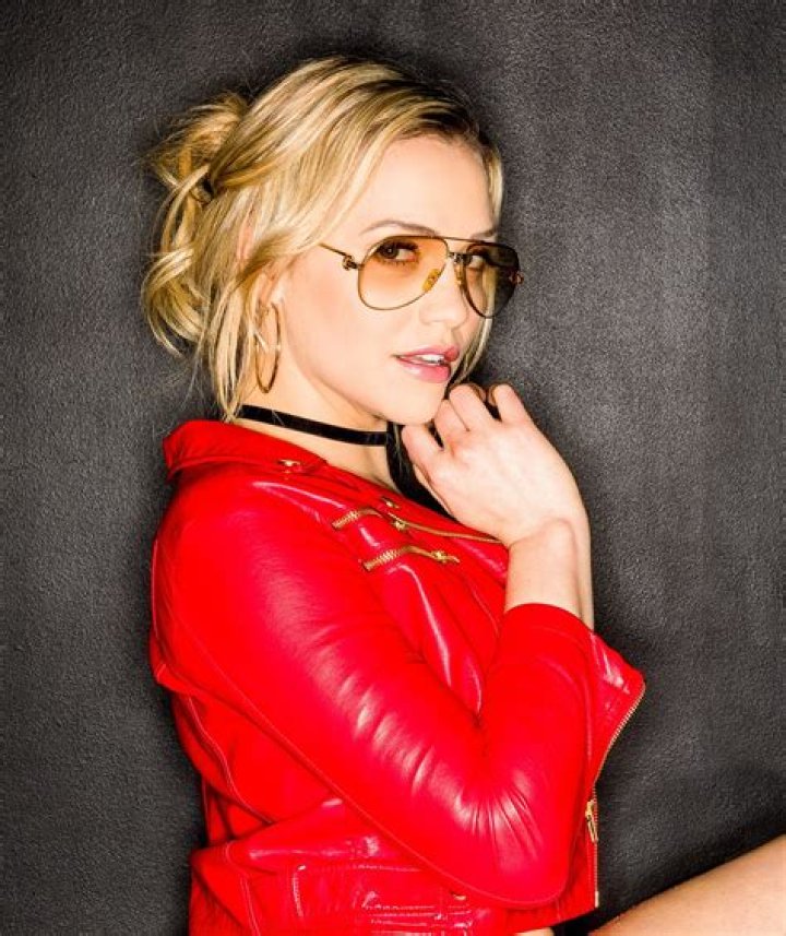 Tapety Mia Malková, model, ženy, pornohvězdu, při pohledu na diváka