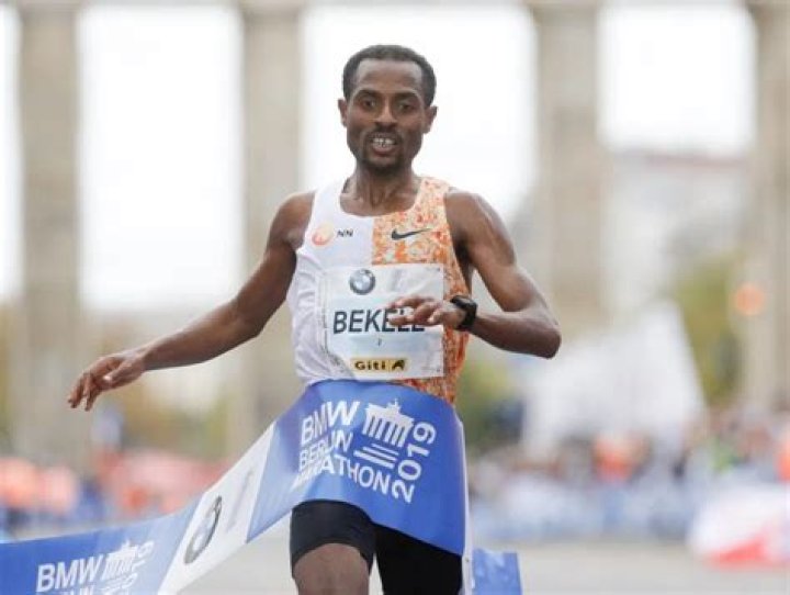 Video de Kenenisa Bekele llegando a la meta en el Marat&oacute;n de Berl&iacute;n RunMX