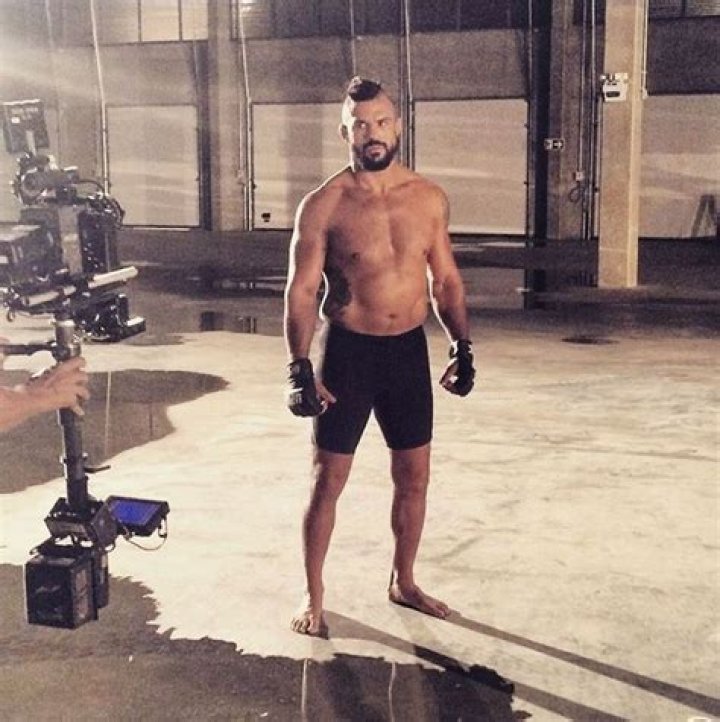 Vitor Belfort posta foto no Instagram na qual aparece em forma e sem